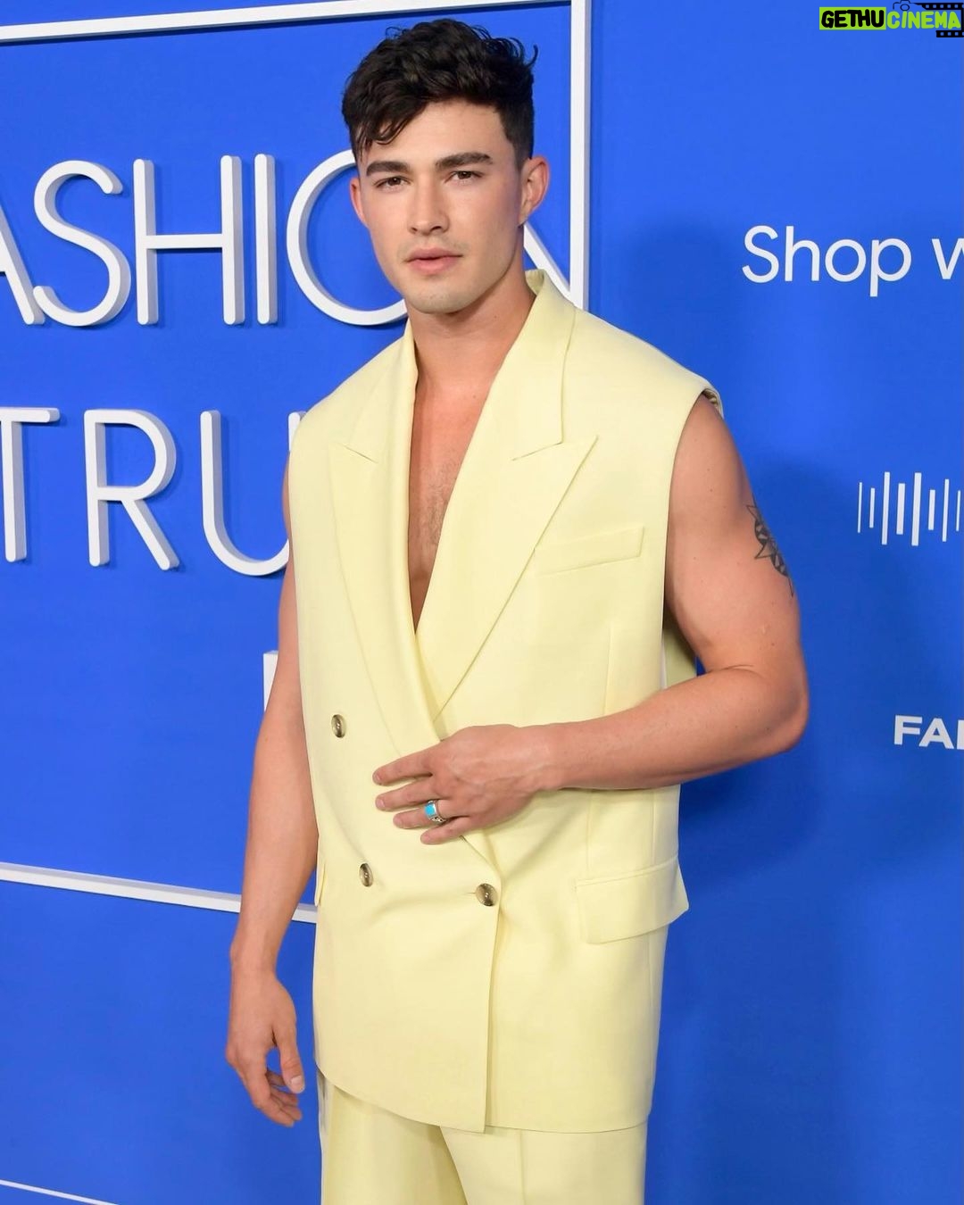Gavin Leatherwood Instagram - In case you couldn’t tell… it’s spring time baby 🌻 thank you @fashiontrustus for a heartfelt evening, @tingsmagazine for the hospitality and @boss for the threads 🫶🏻