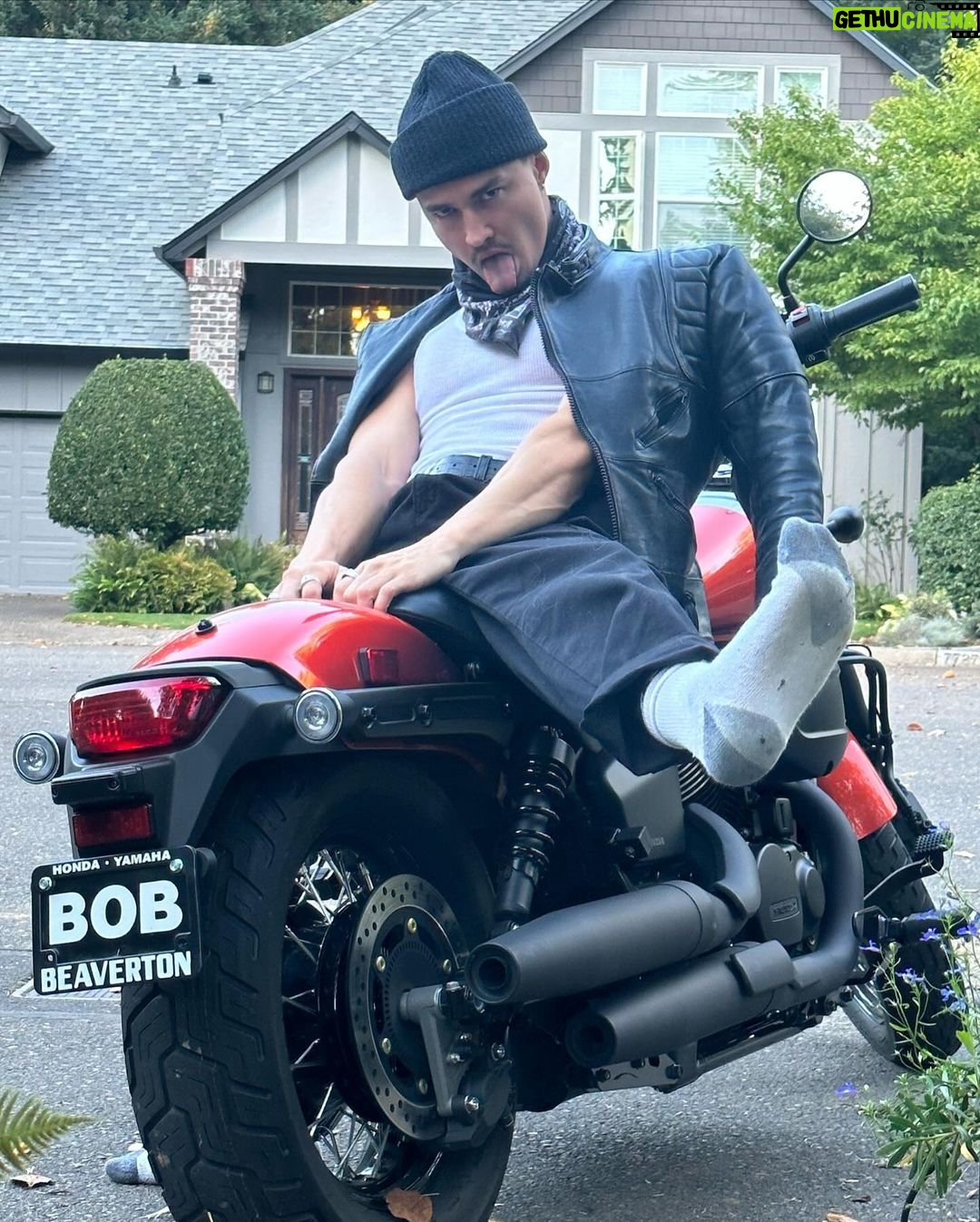 Gavin Leatherwood Instagram - Look at this big hog 🏍️