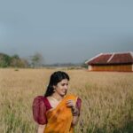 Gayathri Suresh Instagram - “നാട്ടിൻപ്പുറം”✨ PC : @rawpicsphotography Styling : @gayathri_r_suresh Hair Styling & Saree Draping : @lafemmeclinics Vazhalikkavu