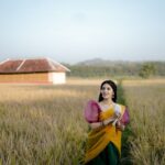 Gayathri Suresh Instagram - “നാട്ടിൻപ്പുറം” PC: @anshad_rawpics Styling : @gayathri_r_suresh Hairstyle & Saree Draping : @lafemmeclinics Vazhalikkavu
