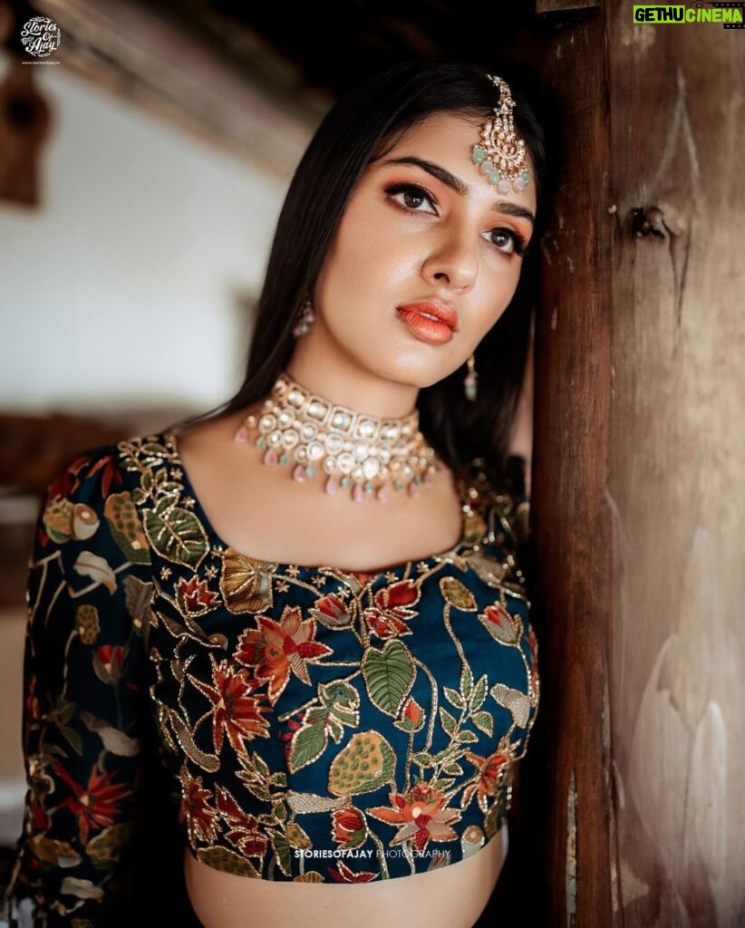 Gayathri Suresh Instagram - •PALLAVI•✨ SHOOT - @storiesofajay MUA - @makeover_by _sruthivipin_ COSTUME - @studio.alamara ORNAMENTS - @golden_cup_fashion_jewellery