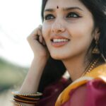 Gayathri Suresh Instagram - “നാട്ടിൻപ്പുറം”✨ PC : @rawpicsphotography Styling : @gayathri_r_suresh Hair Styling & Saree Draping : @lafemmeclinics Vazhalikkavu