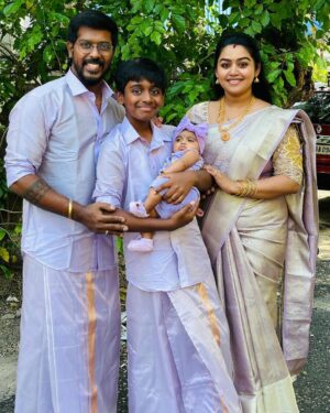 Gayathri Yuvraaj Instagram - We thank everyone who gave us love and blessings on our anniversary ❤️❤️

Family outfit : @sreekamakshisilk 
Blouse by : @elitebridalstore