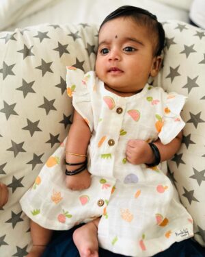 Gayathri Yuvraaj Instagram - “Dressed in giggles and wrapped in love Yuga steals the spotlight. 🌈💖 

  My Chutti Kannamma🦋🦋🦋

Wearing @honchoobaby 

#yugayuvraaj #daddysprincess👑 #🦋🦋