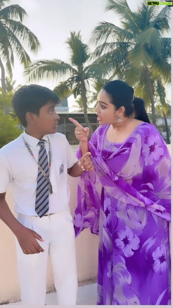 Gayathri Yuvraaj Instagram - 😜Naa romba strict-u😜 With my boy @tarun_yuvi_ @joshapp.tamil @officialjoshapp #joshmeinaaja #comedy #Fun #strict #strictparents #parent #jolly