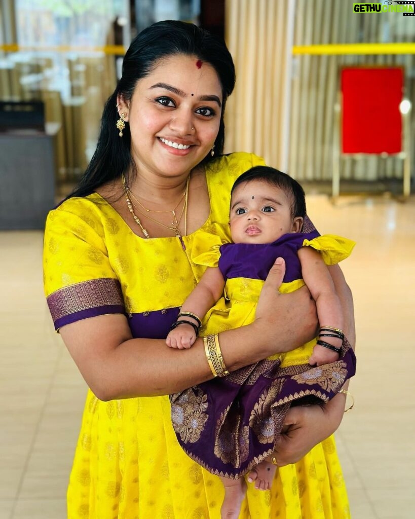 Gayathri Yuvraaj Instagram - “Twinning with my mini-me – because matching outfits make the best memories 👩‍👧💕 Me & yuga outfit @ilandhalir 👗👭#yuga #MommyAndMe #TwinningGoals” #MotherDaughterMoments