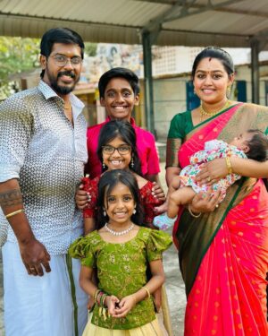 Gayathri Yuvraaj Instagram - ✨இனிய தைத்திருநாள் நல்வாழ்த்துக்கள்✨
 Saree & blouse @lakshmiboutique2021 
@tarun_yuvi_ #dhiya #eesha #yuga💕
@yuvi_smart 
@jistyjoy90