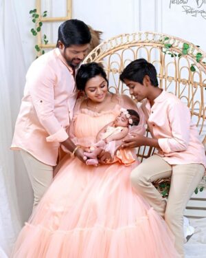 Gayathri Yuvraaj Instagram - 💕Nothing is better than the Family💕

MUA 🎨 : @profile_makeover @chella_hair_makeup 

Family costumes done by @vika.label 👗👔

Photography 📸: @yellowbirdkidsphotography 

#family #love #yugayuvraaj #yuvraajgayathri #yuvi #photography #familyphotography #love #care #photogenic #picoftheday #photooftheday #gayathriyuvaraj #gayathri