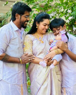 Gayathri Yuvraaj Instagram - We thank everyone who gave us love and blessings on our anniversary ❤️❤️

Family outfit : @sreekamakshisilk 
Blouse by : @elitebridalstore