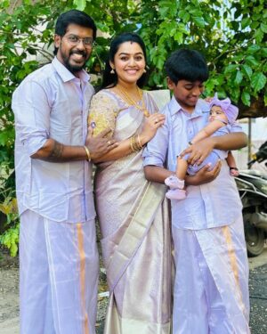 Gayathri Yuvraaj Instagram - We thank everyone who gave us love and blessings on our anniversary ❤️❤️

Family outfit : @sreekamakshisilk 
Blouse by : @elitebridalstore