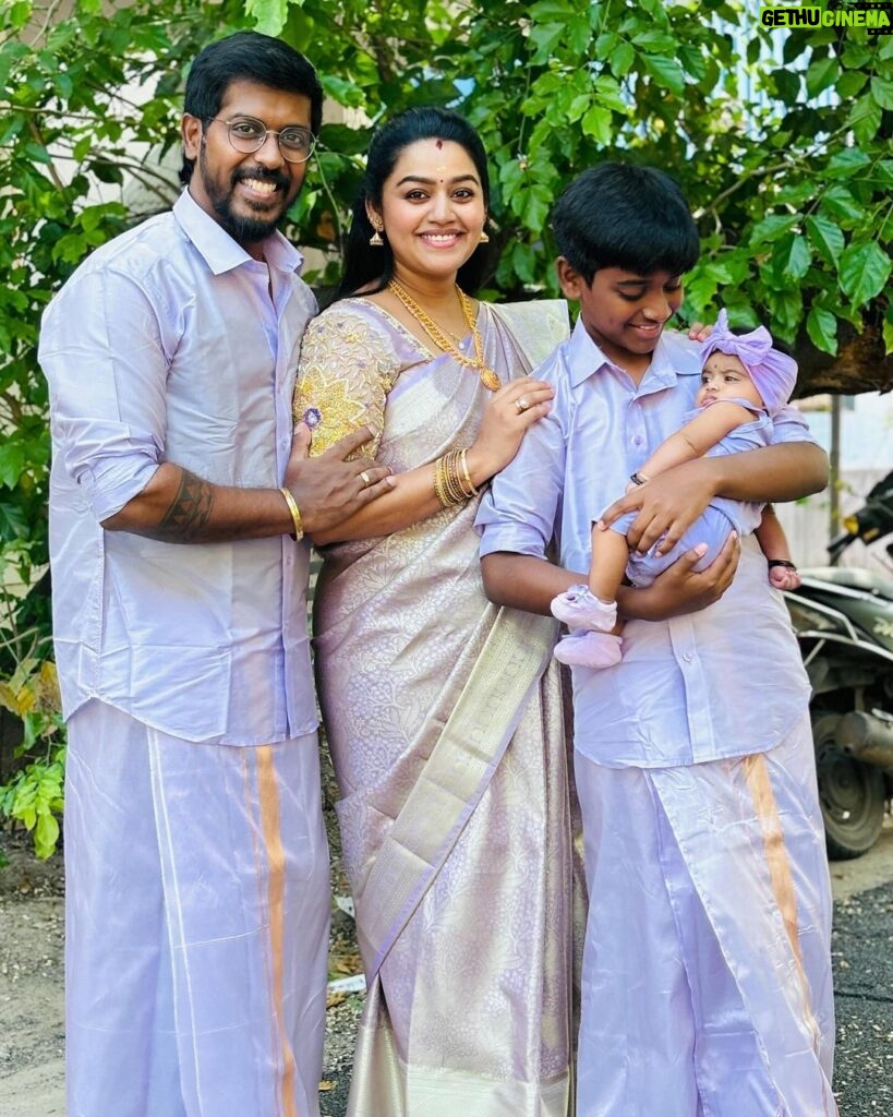 Gayathri Yuvraaj Instagram - We thank everyone who gave us love and blessings on our anniversary ❤️❤️ Family outfit : @sreekamakshisilk Blouse by : @elitebridalstore