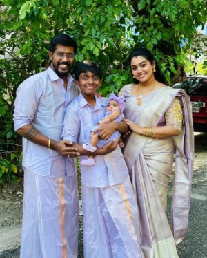 Gayathri Yuvraaj Instagram - We thank everyone who gave us love and blessings on our anniversary ❤️❤️

Family outfit : @sreekamakshisilk 
Blouse by : @elitebridalstore
