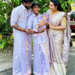 Gayathri Yuvraaj Instagram - We thank everyone who gave us love and blessings on our anniversary ❤️❤️ Family outfit : @sreekamakshisilk Blouse by : @elitebridalstore