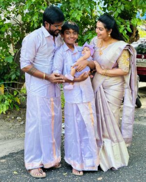 Gayathri Yuvraaj Instagram - We thank everyone who gave us love and blessings on our anniversary ❤️❤️

Family outfit : @sreekamakshisilk 
Blouse by : @elitebridalstore