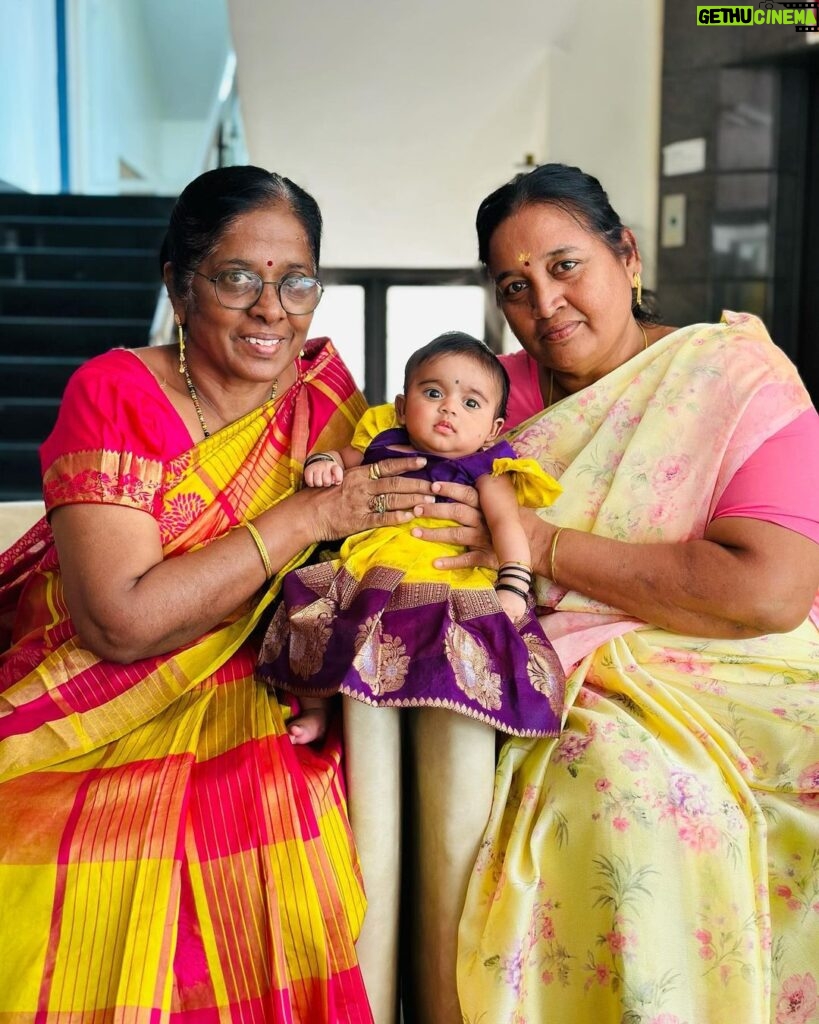 Gayathri Yuvraaj Instagram - Three generation in one frame 😍❤🦋🧿 @ilandhalir