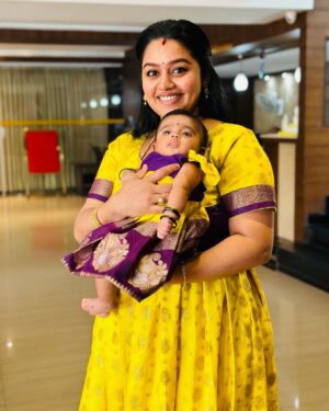 Gayathri Yuvraaj Instagram - “Twinning with my mini-me – because matching outfits make the best memories 👩‍👧💕

Me & yuga outfit @ilandhalir 

👗👭#yuga #MommyAndMe #TwinningGoals”
#MotherDaughterMoments
