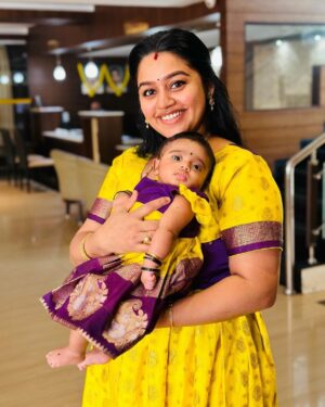 Gayathri Yuvraaj Instagram - “Twinning with my mini-me – because matching outfits make the best memories 👩‍👧💕

Me & yuga outfit @ilandhalir 

👗👭#yuga #MommyAndMe #TwinningGoals”
#MotherDaughterMoments