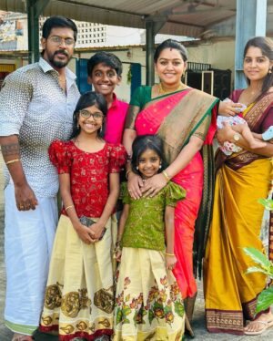 Gayathri Yuvraaj Instagram - ✨இனிய தைத்திருநாள் நல்வாழ்த்துக்கள்✨
 Saree & blouse @lakshmiboutique2021 
@tarun_yuvi_ #dhiya #eesha #yuga💕
@yuvi_smart 
@jistyjoy90