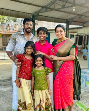 Gayathri Yuvraaj Instagram - ✨இனிய தைத்திருநாள் நல்வாழ்த்துக்கள்✨
 Saree & blouse @lakshmiboutique2021 
@tarun_yuvi_ #dhiya #eesha #yuga💕
@yuvi_smart 
@jistyjoy90