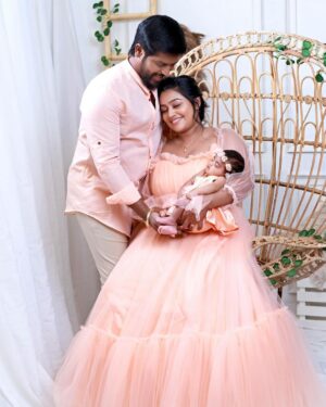Gayathri Yuvraaj Instagram - Family is a little world created with love ❤️ 

#yuga💕

MUA @profile_makeover @chella_hair_makeup 

Family costume done by @vika.label 

Photography 📸 @yellowbirdkidsphotography 

#family #love #care #yugayuvraaj #yuga #yuvraajgayathri #yugagayathri #photoshoot #photooftheday #tarun #photogenic #photooftheday #picoftheday