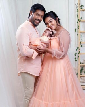 Gayathri Yuvraaj Instagram - Family is a little world created with love ❤️ 

#yuga💕

MUA @profile_makeover @chella_hair_makeup 

Family costume done by @vika.label 

Photography 📸 @yellowbirdkidsphotography 

#family #love #care #yugayuvraaj #yuga #yuvraajgayathri #yugagayathri #photoshoot #photooftheday #tarun #photogenic #photooftheday #picoftheday