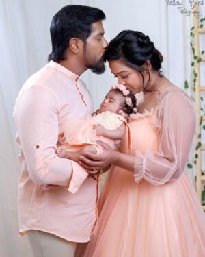 Gayathri Yuvraaj Instagram - 💕Nothing is better than the Family💕

MUA 🎨 : @profile_makeover @chella_hair_makeup 

Family costumes done by @vika.label 👗👔

Photography 📸: @yellowbirdkidsphotography 

#family #love #yugayuvraaj #yuvraajgayathri #yuvi #photography #familyphotography #love #care #photogenic #picoftheday #photooftheday #gayathriyuvaraj #gayathri