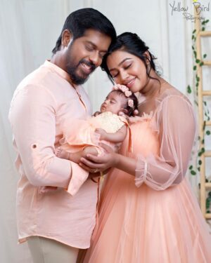Gayathri Yuvraaj Instagram - 💕Nothing is better than the Family💕

MUA 🎨 : @profile_makeover @chella_hair_makeup 

Family costumes done by @vika.label 👗👔

Photography 📸: @yellowbirdkidsphotography 

#family #love #yugayuvraaj #yuvraajgayathri #yuvi #photography #familyphotography #love #care #photogenic #picoftheday #photooftheday #gayathriyuvaraj #gayathri