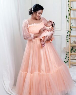 Gayathri Yuvraaj Instagram - 💕Nothing is better than the Family💕

MUA 🎨 : @profile_makeover @chella_hair_makeup 

Family costumes done by @vika.label 👗👔

Photography 📸: @yellowbirdkidsphotography 

#family #love #yugayuvraaj #yuvraajgayathri #yuvi #photography #familyphotography #love #care #photogenic #picoftheday #photooftheday #gayathriyuvaraj #gayathri