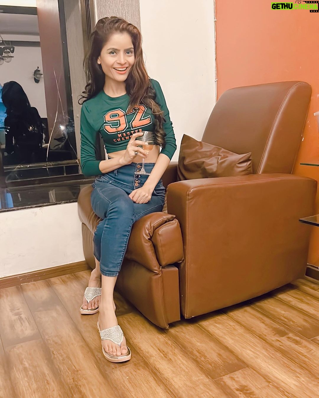 Gehana Vasisth Instagram - From now onwards , I will try to drink wine only #wine #happy