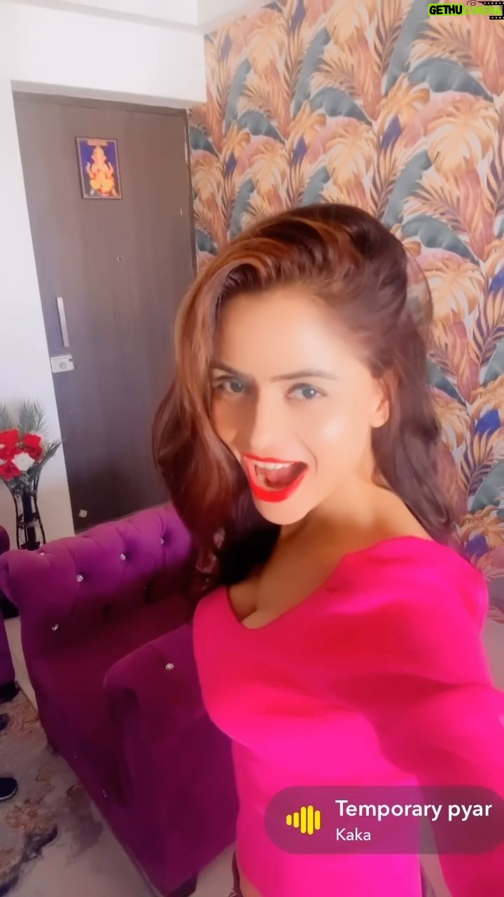 Gehana Vasisth Instagram - #kaka #temporary #pyar #vyapar #hogaya #gehanavasisth #gehanavashisth #panjabi #song #bollywood #actress #happy
