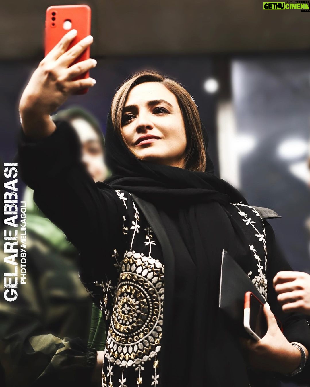 Gelare Abbasi Instagram - سینما ازادی . اکران فیلم «بدون قرار قبلی » به کارگردانی اقای بهروز شعیبی عزیز. طراح لباس رفیق همیشه همراهم @ghazalrajabian غزال خانوم ❤️ لذت دیدن فیلم در سینما @soroushmn_