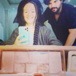 Gelare Abbasi Instagram - سیزدتون‌به در #شادروان عکس های پشت صحنه ی فیلم «شادروان » ❤️ @sinamehraad @bayati__nazanin @royateymourian @behrangalavi_official @masoud.salami @babiardalan @hossein.namazi.official @abbas.naderan @roozbeh_nematollahi
