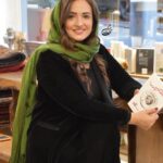 Gelare Abbasi Instagram - نگاهي به كتاب مريلين مونرو سر جردن زن‌ها از كي تنها مي‌شوند؟ زهرا مشتاق يك موقعيت تحليل‌برنده براي زني كه تا مرز از هم فروپاشيدگي روحي پيش مي‌رود و هيچ حمايتي دريافت نمي‌كند. زني كه روزگاري خواسته‌ها و علايقي داشته و براي رسيدن به آنها تلاش كرده، اكنون در چيدمان يك تقويم غذايي، پخت‌وپزي ملال‌آور، تلخ و افسرده‌وار را تمرين مي‌كند. با موجوداتي كه در ذهنش با بي‌توجهي‌هايي كه به او داشته‌اند؛ هريك تبديل به هيولاهاي كوچك و بزرگي براي آزار او شده‌اند. حتا دوقلوهايش كه با يك «چي» تصغير از هم منفك مي‌شوند، كاركرد مهربانانه‌اي كه يك فرزند بايد نسبت به مادر داشته باشد، از دست مي‌دهند و تبديل به عنصري براي رنج، اندوه و استهزاي او مي‌شوند. داستان پر از نشانه‌هايي است كه معلوم مي‌كند يك زن چگونه و چطور مي‌تواند با خود و جهاني كه در آن زيست مي‌كند و تمام آدم‌هايش و اشيايش بيگانه شود و از درون با صداهاي ترسناك مكرر شكاف بردارد و نابود شود. كاربرد غذاهاي نام‌آشنا كه در ذهن مخاطب مي‌تواند هماهنگ با خاطره‌هاي خوشايند از آن غذا و هم‌سو با ميل و ذائقه او باشد، در اينجا تبديل به ترومايي براي قورمه‌سبزي‌هاي يخ‌زده‌اي مي‌شود كه يادآور چيزهاي بزرگ و كوچك تلخ است. قورمه‌سبزي‌هايي كه مي‌تواند عطر جاافتادگي‌اش تمام ساختمان را پر كند، در عين حال مي‌تواند با پياز و گوشت و سبزي يخ‌زده در كنار برف‌آلود بودن همه خريدها، روي گاز خاموش و در قابلمه‌اي كه هيچ‌چيز در آن نيست پخته شود و حاصلش چيدمان اندوه‌زا از موقعيت شكننده زني باشد كه پاهاي كبره‌بسته‌اش از زير ملافه‌هاي چرك بيرون زده است. مريلين مونرو سر جردن، هم چنانكه در عالم واقعيت، اين شخصيت مشهور سينما نيز در زندگي واقعي‌اش، زني تنها و غمگين بود و در جواني «بار سنگين هستي»، او را به افسردگي و مرگ رساند؛ اينجا نيز زن قصه ما كه وامدار المان‌هايي از اوست، خود را تسليم مرگي دردناك مي‌كند. اما حتا مرگ هم نمي‌تواند حقارت عميق‌شده يك زن را تسلايي ببخشد وقتي در تيتر يك خبر خلاصه و فراموش مي‌شود بخشی از نوشته ی خانم زهرا مشتاق در ر‌زنامه ی اعتماد لینک @zahra.moshtagh @nimajpublication @etemadnewspaper https://www.etemaad.ir/fa/main/detail/179868/----