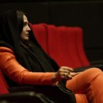 Gelare Abbasi Instagram - سحرم دولت بیدار به بالین آمد گفت برخیز که آن خسرو شیرین آمد قدحی درکش و سرخوش به تماشا بخرام تا ببینی که نگارت به چه آیین آمد مژدگانی بده ای خلوتی نافه گشای که ز صحرای ختن آهوی مشکین آمد گریه آبی به رخ سوختگان بازآورد ناله فریادرس عاشق مسکین آمد مرغ دل باز هوادار کمان ابروییست ای کبوتر نگران باش که شاهین آمد ساقیا می بده و غم مخور از دشمن و دوست که به کام دل ما آن بشد و این آمد رسم بدعهدی ایام چو دید ابر بهار گریه‌اش بر سمن و سنبل و نسرین آمد چون صبا گفته حافظ بشنید از بلبل عنبرافشان به تماشای ریاحین آمد بماند به یادگار از یلدای امسال عکس را میلاد عزیز بر داشته از دو هفته پیش فستیوال ترکیه . من در انتظار پخش فیلم پدران و ورود مهمانان عزیز ❤️. @milad_hamed @ghazalrajabianطراح لباس