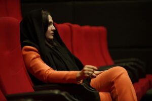 Gelare Abbasi Instagram - سحرم دولت بیدار به بالین آمد گفت برخیز که آن خسرو شیرین آمد قدحی درکش و سرخوش به تماشا بخرام تا ببینی که نگارت به چه آیین آمد مژدگانی بده ای خلوتی نافه گشای که ز صحرای ختن آهوی مشکین آمد گریه آبی به رخ سوختگان بازآورد ناله فریادرس عاشق مسکین آمد مرغ دل باز هوادار کمان ابروییست ای کبوتر نگران باش که شاهین آمد ساقیا می بده و غم مخور از دشمن و دوست که به کام دل ما آن بشد و این آمد رسم بدعهدی ایام چو دید ابر بهار گریه‌اش بر سمن و سنبل و نسرین آمد چون صبا گفته حافظ بشنید از بلبل عنبرافشان به تماشای ریاحین آمد بماند به یادگار از یلدای امسال عکس را میلاد عزیز بر داشته از دو هفته پیش فستیوال ترکیه . من در انتظار پخش فیلم پدران و ورود مهمانان عزیز ❤️. @milad_hamed @ghazalrajabianطراح لباس