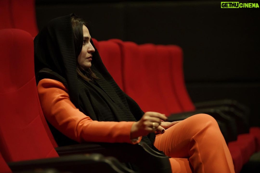 Gelare Abbasi - 28.1K Likes - سحرم دولت بیدار به بالین آمد
گفت برخیز که آن خسرو شیرین آمد
قدحی درکش و سرخوش به تماشا بخرام
تا ببینی که نگارت به چه آیین آمد
مژدگانی بده ای خلوتی نافه گشای
که ز صحرای ختن آهوی مشکین آمد
گریه آبی به رخ سوختگان بازآورد
ناله فریادرس عاشق مسکین آمد
مرغ دل باز هوادار کمان ابروییست
ای کبوتر نگران باش که شاهین آمد
ساقیا می بده و غم مخور از دشمن و دوست
که به کام دل ما آن بشد و این آمد
رسم بدعهدی ایام چو دید ابر بهار
گریهاش بر سمن و سنبل و نسرین آمد
چون صبا گفته حافظ بشنید از بلبل
عنبرافشان به تماشای ریاحین آمد
بماند به یادگار از یلدای امسال
عکس را میلاد عزیز بر داشته از دو هفته پیش فستیوال ترکیه . من در انتظار پخش فیلم پدران و ورود مهمانان عزیز ❤️.
@milad_hamed
@ghazalrajabianطراح لباس