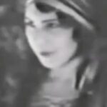 Gelare Abbasi Instagram - با پایان «سینما، خاطره»؛   «طهرون» به رادیو سوینا رسید با به پایان رسیدن پادکست«سینما، خاطره»، پادکست «طهرون» با معرفی مکان‌های تاریخی، فرهنگی و گردشگری تهران، از رادیو سوینا پخش می‌شود. به گزارش روابط عمومی سوینا، این گروه در تازه‌ترین فعالیت خود، هر ماه دو پادکست شامل معرفی مکان‌های تاریخی، فرهنگی و گردشگری تهران را در برنامه «طهرون» ارائه می‌کند. سوینا (سینمای نابینایان) روز پنجشنبه ۲۵ آذر ماه، اولین قسمت از «طهرون» را با عنوان «ابن بابویه؛ نمایش بی‌تمام» منتشر می‌کند. این برنامه روز پنجشنبه ساعت ۱۹ از رادیو سوینا پخش خواهد شد و پس از آن، در پایگاه اینترنتی سوینا در دسترس مخاطبان قرار خواهد گرفت. پژمان تیمورتاش، سردبیر و نویسنده این مجموعه پادکست است. افشین زی‌نوری، گوینده و دوبلور، اولین قسمت «طهرون» را روایت کرده و فرزانه ابراهیم‌زاده، پژوهش این مجموعه را انجام داده است. پادکست «طهرون» با حمایت شیرین موسوی و ستاره غفوری ، زیر نظر گلاره عباسی مدیر و موسس سوینا تولید می‌شود. تدوین این پادکست به عهده اسد وجودی است. علاقمندان می‌توانند با مراجعه به پایگاه اینترنتی سوینا به نشانی www.sevinagroup.com به برنامه‌های رادیو سوینا دسترسی داشته باشند. «طهرون» پنجشنبه‌ها به صورت یک هفته در میان از رادیو سوینا منتشر خواهد شد. سوینا را در آدرس‌های زیر دنبال کنید: www.sevinagroup.com T.me/sevinagroup T.me/radio_sevina www.instagram.com/sevinagroup www.aparat.com/sevinagroup https://www.youtube.com/channel/UCs2-CtvQ8W3YZ2M7Xy8DQHQ https://twitter.com/sevinagroup @afshinzinouri @pejmanteymourtash @gelarehabbasi @febrahimzade @asadvojoudy @studio_accorde @sevinagroup ساخت تیزر: افشین ضیائیان @afshinziaian #سوینا #موسیقی_فیلم  #موسیقی #پادکست  #ماهگل_مقتدر #رادیو_سوینا #سینمای_نابینایان #گلاره_عباسی #سریال #سریال_صوتی #طهرون #گروه_سوینا #پادکست_طهرون #تهران #افشین_زینوری