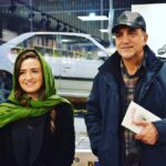 Gelare Abbasi Instagram - همیشه استادم همیشه بزرگ جناب اقای فتحی نازنین و بزرگوار 🌺🙏🌻💎🌷💐📘📚 رونمایی از کتاب«مریلین مونرو سر جردن » در شهر کتاب الهیه