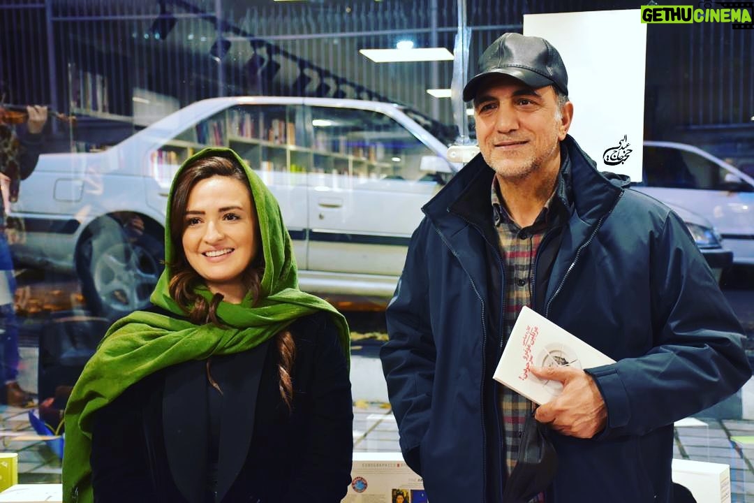 Gelare Abbasi Instagram - همیشه استادم همیشه بزرگ جناب اقای فتحی نازنین و بزرگوار 🌺🙏🌻💎🌷💐📘📚 رونمایی از کتاب«مریلین مونرو سر جردن » در شهر کتاب الهیه