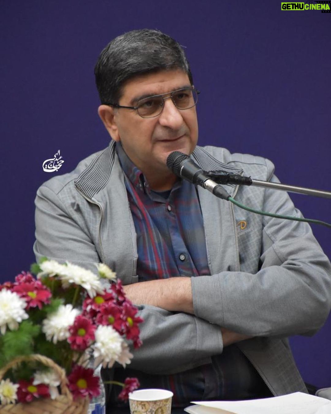 Gelare Abbasi Instagram - دیشب شب بزرگی بود .. آقای مستور نازنین ممنون شما نور هستید و مسیر م را روشن می کنید. خدا شما را برای ادبیات ما حفظ کند . آقای کثیریان عزیز شما همیشه از گذشته تا اینده حامی و بزرگ من هستید . تا ابد چشمم به حضور شماست . تینای نازنین با صدای زیبایت برایمان مریلین مونرو را روان تر و دوست داشتنی تر از نوشته ی من خواندی .. اقای ابوالفتحی عزیز راه درازی در پیش داریم . ممنونم لز همه ی شما که به من اعتماد کردید . رونمایی از کتاب«مریلین مونرو سر جردن » در شهر کتاب الهیه