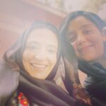 Gelare Abbasi Instagram - سیزدتون‌به در #شادروان عکس های پشت صحنه ی فیلم «شادروان » ❤️ @sinamehraad @bayati__nazanin @royateymourian @behrangalavi_official @masoud.salami @babiardalan @hossein.namazi.official @abbas.naderan @roozbeh_nematollahi