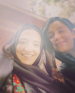 Gelare Abbasi Instagram - سیزدتون‌به در #شادروان 
عکس های پشت صحنه ی فیلم «شادروان » ❤️
@sinamehraad @bayati__nazanin @royateymourian @behrangalavi_official @masoud.salami @babiardalan @hossein.namazi.official @abbas.naderan @roozbeh_nematollahi