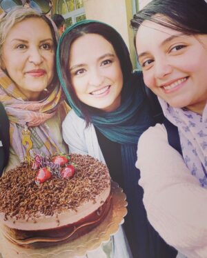 Gelare Abbasi Instagram - سیزدتون‌به در #شادروان 
عکس های پشت صحنه ی فیلم «شادروان » ❤️
@sinamehraad @bayati__nazanin @royateymourian @behrangalavi_official @masoud.salami @babiardalan @hossein.namazi.official @abbas.naderan @roozbeh_nematollahi