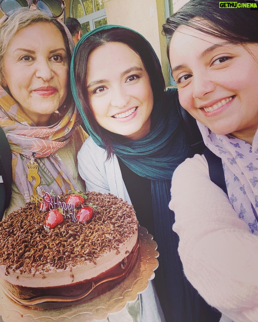 Gelare Abbasi - 32.9K Likes - سیزدتونبه در #شادروان
عکس های پشت صحنه ی فیلم «شادروان » ❤️
@sinamehraad @bayati__nazanin @royateymourian @behrangalavi_official @masoud.salami @babiardalan @hossein.namazi.official @abbas.naderan @roozbeh_nematollahi