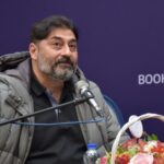 Gelare Abbasi Instagram - دیشب شب بزرگی بود .. آقای مستور نازنین ممنون شما نور هستید و مسیر م را روشن می کنید. خدا شما را برای ادبیات ما حفظ کند . آقای کثیریان عزیز شما همیشه از گذشته تا اینده حامی و بزرگ من هستید . تا ابد چشمم به حضور شماست . تینای نازنین با صدای زیبایت برایمان مریلین مونرو را روان تر و دوست داشتنی تر از نوشته ی من خواندی .. اقای ابوالفتحی عزیز راه درازی در پیش داریم . ممنونم لز همه ی شما که به من اعتماد کردید . رونمایی از کتاب«مریلین مونرو سر جردن » در شهر کتاب الهیه