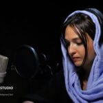 Gelare Abbasi Instagram - تکه ای از کتاب مریلین مونرو سر جردن می آید سمت پنجره . توی انعکاس شیشه ، زخم گلویم کم رنگ تر به نظر می آید .شاید این بار هم اگر عمو دکتر بود ، من و نیلوفر به اتاق عمل نمی رفتیم و الان رد سرخی تیغ جراحی مثل کسی که از طناب دار جسته ، روی گردنمان نبود .انگار خانواده ی شاکی لحظه ی آخر رضایت داده بودند و فقط یک رد مانده بود از طناب دار روی گلوی ما . خوشحالم که این روزها کتاب «مریلین مونرو سر جردن » در شهر کتاب ها و کتابفروشی ها در دسترس شما عزیزان است تا من افتخار این را داشته باشم تا قصه ی نیلوفر را با شما در میان بگذارم ❤️ ممنون که استقبال کردید و کتاب به چاپ دوم رسید . دوستتون دارم . مواظب خودتون باشید . گلاره لینک خرید اینترنتی کتاب : https://nashrenimaj.com//---/