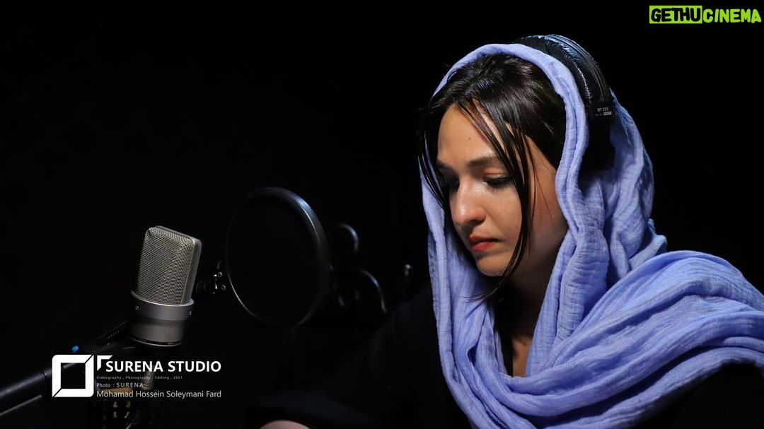 Gelare Abbasi Instagram - تکه ای از کتاب مریلین مونرو سر جردن می آید سمت پنجره . توی انعکاس شیشه ، زخم گلویم کم رنگ تر به نظر می آید .شاید این بار هم اگر عمو دکتر بود ، من و نیلوفر به اتاق عمل نمی رفتیم و الان رد سرخی تیغ جراحی مثل کسی که از طناب دار جسته ، روی گردنمان نبود .انگار خانواده ی شاکی لحظه ی آخر رضایت داده بودند و فقط یک رد مانده بود از طناب دار روی گلوی ما . خوشحالم که این روزها کتاب «مریلین مونرو سر جردن » در شهر کتاب ها و کتابفروشی ها در دسترس شما عزیزان است تا من افتخار این را داشته باشم تا قصه ی نیلوفر را با شما در میان بگذارم ❤️ ممنون که استقبال کردید و کتاب به چاپ دوم رسید . دوستتون دارم . مواظب خودتون باشید . گلاره لینک خرید اینترنتی کتاب : https://nashrenimaj.com//---/