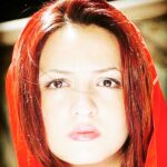 Gelare Abbasi Instagram - تکه ای از بادبادک خال خالی یار من کاش جوان باشید. خیلی جوان. مثل عکس‌های جوانی آدم‌ها. همان عکس‌هایی که مردها کاکل دارند و شلوار پارچه‌ای پلیسه‌دار می‌پوشند با کفش ورزشی گنده‌ی سفید. همان عکس‌هایی که همه به آن می‌خندند. آن عکس‌هایی که همه لاغر تر از الان‌شان هستند. کاش همان‌جوری باشید. من همیشه پای این عکس‌ها گریه می کنم.