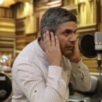 Gelare Abbasi Instagram - * رمان «نمایشگاه پنجاه و هشت» با صدای محسن بهرامی در قصه شب سوینا گروه سوینا با همکاری نشر نیماژ و با حمایت مجموعه بازی‌سازان، رمان «نمایشگاه پنجاه و هشت» به نویسندگی جاناتان کو و  ترجمه اشکان دانشمند را گویا کرد. محسن بهرامی گوینده و بازیگر این کتاب را خوانده و علی پنجه‌ای نیز آن را تدوین و میکس کرده است. قسمت اول «نمایشگاه پنجاه و هشت» شنبه ۱۶ مرداد ماه ساعت ۲۲ در برنامه قصه شب سوینا پخش می‌شود. «نمایشگاه پنجاه و هشت» دهمین اثر جاناتان کو، رمانی پرکشش است و در آن ماجراهای توماس فولی روایت می‌شود که در سال ۱۹۵۸، از طرف کشور انگلستان، در نمایشگاه بروکسل شرکت می‌کند، یعنی در اولین گردهمایی بین‌المللی بعد از جنگ جهانی دوم. او، که در لندن همسر و فرزند دارد، به‌خاطر شرایط پیش‌آمده، زندگی لندنی‌اش را با زندگی در محیط نمایشگاه در تضاد کامل می‌بیند و مدام در تکاپو است تا جایگاه واقعی خودش را پیدا کند. شما می‌توانید شنبه تا چهارشنبه ساعت۲۲ از رادیو سوینا به نشانی www.sevinagroup.com/radio برنامه قصه شب سوینا را دریافت کنید. علاقمندان می‌توانند گروه سوینا را در نشانی‌های اینترنتی زیر پی‌گیری کنند: www.sevinagroup.com www.aparat.com/sevinagroup www.instagram.com/sevinagroup T.me/sevinagroup T.me/radio_sevina https://www.youtube.com/channel/UCs2-CtvQ8W3YZ2M7Xy8DQHQ https://twitter.com/sevinagroup @mohsenbahrami82 @gelarehabbasi @nimajpublication @bazisazan.shop ساخت تیزر: افشین ضیائیان @afshinziaian #سوینا #سینمای_نابینایان #گلاره_عباسی #رادیو_سوینا #رادیوسوینا #رادیواینترنتی  #قصه_شب_سوینا #قصه_شب #محسن_بهرامی  #نمایشگاه۵۸ #نشر_نیماژ #نیماژ #داستان_بلند #پادکست #کتاب_صوتی #کتاب_گویا #رمان