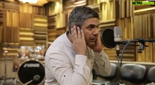Gelare Abbasi Instagram - * رمان «نمایشگاه پنجاه و هشت» با صدای محسن بهرامی در قصه شب سوینا گروه سوینا با همکاری نشر نیماژ و با حمایت مجموعه بازیسازان، رمان «نمایشگاه پنجاه و هشت» به نویسندگی جاناتان کو و ترجمه اشکان دانشمند را گویا کرد. محسن بهرامی گوینده و بازیگر این کتاب را خوانده و علی پنجهای نیز آن را تدوین و میکس کرده است. قسمت اول «نمایشگاه پنجاه و هشت» شنبه ۱۶ مرداد ماه ساعت ۲۲ در برنامه قصه شب سوینا پخش میشود. «نمایشگاه پنجاه و هشت» دهمین اثر جاناتان کو، رمانی پرکشش است و در آن ماجراهای توماس فولی روایت میشود که در سال ۱۹۵۸، از طرف کشور انگلستان، در نمایشگاه بروکسل شرکت میکند، یعنی در اولین گردهمایی بینالمللی بعد از جنگ جهانی دوم. او، که در لندن همسر و فرزند دارد، بهخاطر شرایط پیشآمده، زندگی لندنیاش را با زندگی در محیط نمایشگاه در تضاد کامل میبیند و مدام در تکاپو است تا جایگاه واقعی خودش را پیدا کند. شما میتوانید شنبه تا چهارشنبه ساعت۲۲ از رادیو سوینا به نشانی www.sevinagroup.com/radio برنامه قصه شب سوینا را دریافت کنید. علاقمندان میتوانند گروه سوینا را در نشانیهای اینترنتی زیر پیگیری کنند: www.sevinagroup.com www.aparat.com/sevinagroup www.instagram.com/sevinagroup T.me/sevinagroup T.me/radio_sevina https://www.youtube.com/channel/UCs2-CtvQ8W3YZ2M7Xy8DQHQ https://twitter.com/sevinagroup @mohsenbahrami82 @gelarehabbasi @nimajpublication @bazisazan.shop ساخت تیزر: افشین ضیائیان @afshinziaian #سوینا #سینمای_نابینایان #گلاره_عباسی #رادیو_سوینا #رادیوسوینا #رادیواینترنتی #قصه_شب_سوینا #قصه_شب #محسن_بهرامی #نمایشگاه۵۸ #نشر_نیماژ #نیماژ #داستان_بلند #پادکست #کتاب_صوتی #کتاب_گویا #رمان